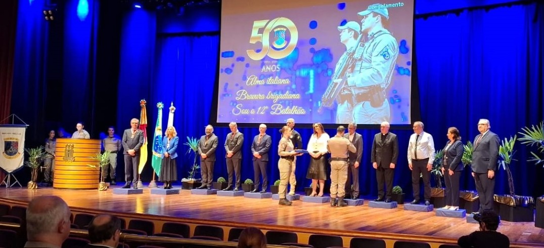 Presidente Celestino Loro (E) e o vice de Indústria, Ruben Bisi, entre as personalidades homenageadas pelo 12º BPM. Foto: Raquel Quevedo/CIC Caxias