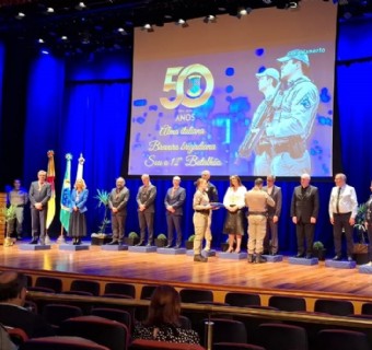 Presidente Celestino Loro (E) e o vice de Indústria, Ruben Bisi, entre as personalidades homenageadas pelo 12º BPM. Foto: Raquel Quevedo/CIC Caxias