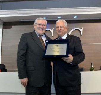 Carlos Heinen homenageou Sérgio Grillo com uma placa pelos 40 anos da Macrosul - Foto: Gilmar Gomes