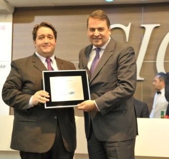 Patrick recebe placa de Evandro Fontana, em nome da Rádio São Francisco - Foto: Maiara Herter/Objetiva