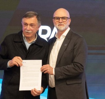 Presidente Ubiratã Rezler oficializa ao prefeito Adiló Didomenico apoio na busca de soluções para crise nas contas públicas - Foto: Júlio Soares