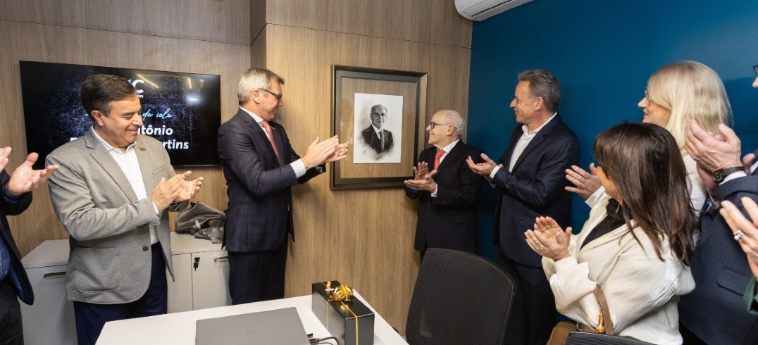 Empresário de 91 anos teve foto descerrada durante solenidade - Foto: Antonio Valiente