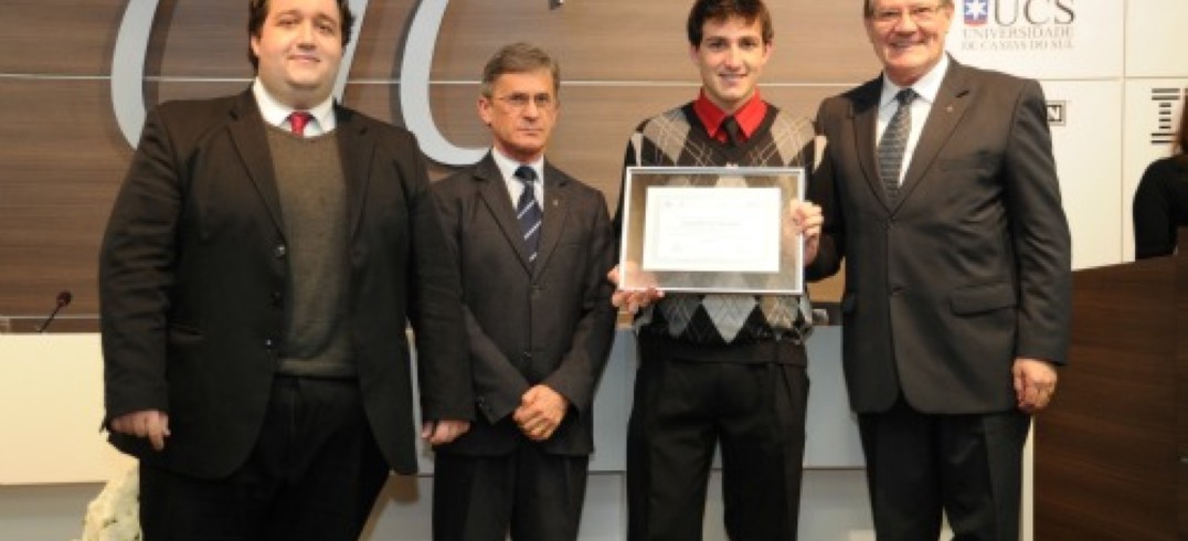 Vencedor do Programa Vocação para o Sucesso 2012 recebe homenagem na reunião-almoço da CIC desta segunda-feira (10). Foto Julio Soares.