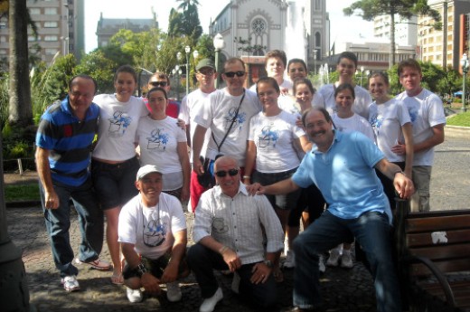 Equipe que representou a entidade foi vitoriosa nas provas de amassar uva com os pés, mini 48 e arremesso de queijo