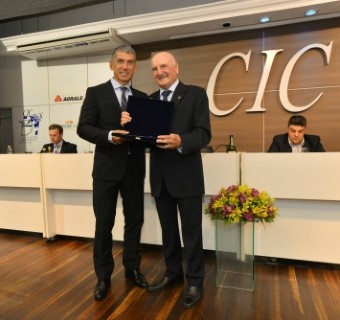 Fernando Ribeiro recebe homenagem de Nelson Sbabo pelos 30 anos da Visate - Foto; Gilmar Gomes