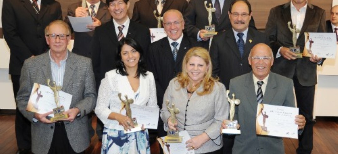 Ibanor Sartor, Evandro Fontana, Reni Sefeld, Marisol Santos, Luiz Chaves, Juçara Tonet Dini, Inaro Cruz e Frei Aldo Colombo receberam o Troféu ARI.
