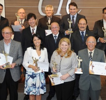 Ibanor Sartor, Evandro Fontana, Reni Sefeld, Marisol Santos, Luiz Chaves, Juçara Tonet Dini, Inaro Cruz e Frei Aldo Colombo receberam o Troféu ARI.