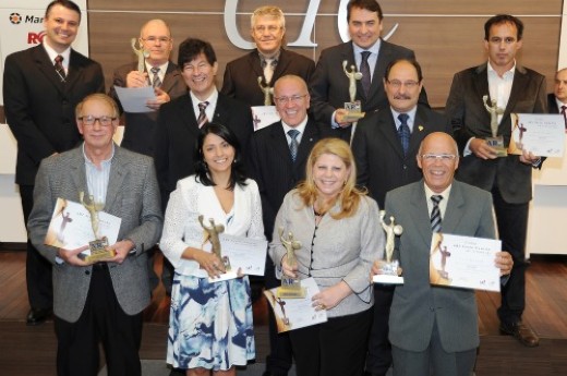 Ibanor Sartor, Evandro Fontana, Reni Sefeld, Marisol Santos, Luiz Chaves, Juçara Tonet Dini, Inaro Cruz e Frei Aldo Colombo receberam o Troféu ARI.