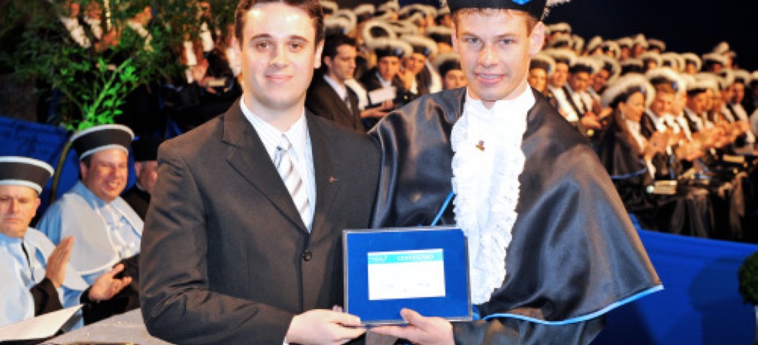 O coordenador do Vocação, Fernando Secco, entregou uma placa comemorativa ao primeiro lugar, Elias Fissbinder. Foto Odacir Scalco /Foto Itália.
