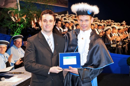 O coordenador do Vocação, Fernando Secco, entregou uma placa comemorativa ao primeiro lugar, Elias Fissbinder. Foto Odacir Scalco /Foto Itália.