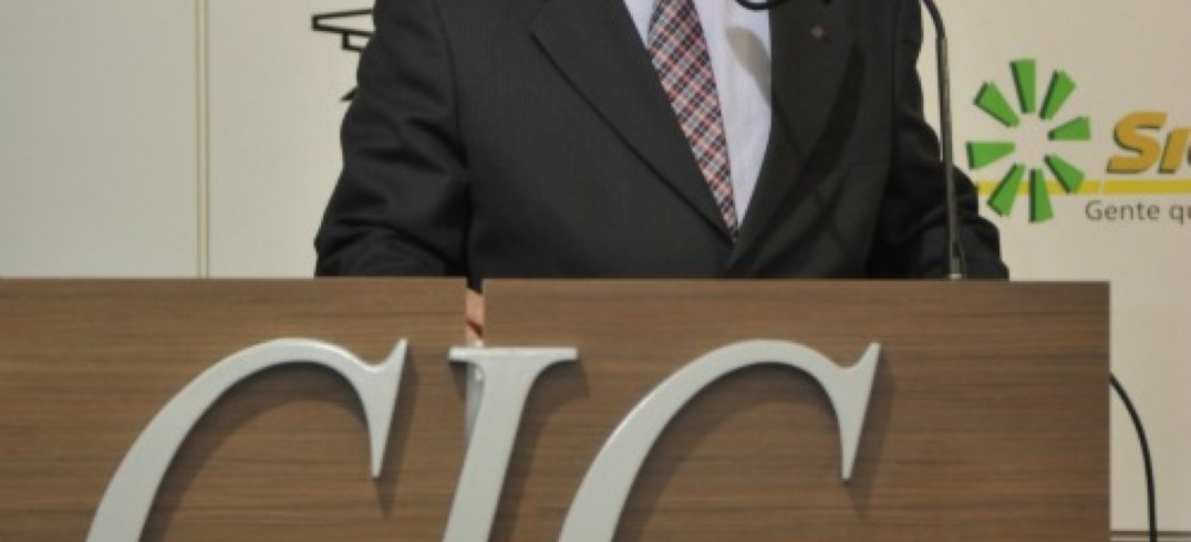 Carlos Heinen discursou na reunião-almoço da entidade, nesta segunda-feira (26), em defesa de medidas emergenciais para conter a desindustrialização