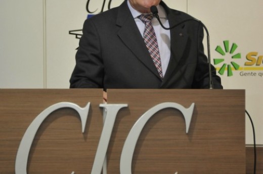 Carlos Heinen discursou na reunião-almoço da entidade, nesta segunda-feira (26), em defesa de medidas emergenciais para conter a desindustrialização
