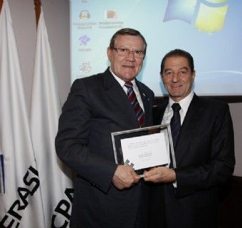 Presidente da CIC recebe homenagem do presidente da Federasul em exercício, Ricardo Russowsky.