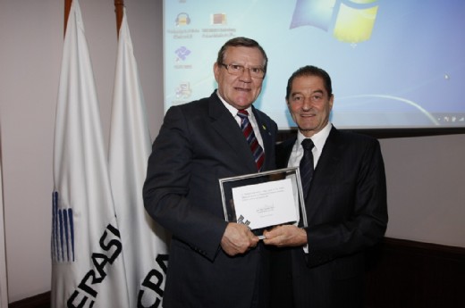 Presidente da CIC recebe homenagem do presidente da Federasul em exercício, Ricardo Russowsky.