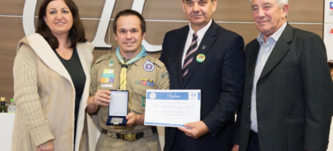 Coordenador, Ricardo Canevese, recebeu medalha e certificado dos três conselhos da entidade - Foto: Julio Soares/Objetiva