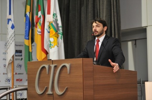 economista Lucas Schifino palestrou na reunião-almoço da CIC nesta segunda-feira (11) - Foto: Denise Boff/Objetiva