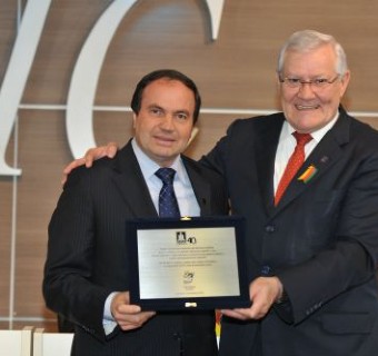 Presidente do Sinduscon Caxias, Volnei Sebben, é homenageado pelo presidente da CIC, Carlos Heinen - Foto: Julio Soares/Objetiva