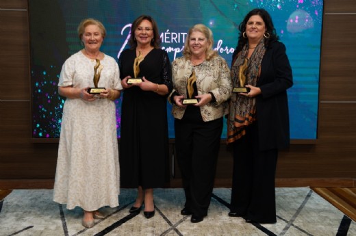 Da esquerda para a direita, Eneida Zadra, Eunice Chalela, Juçara Dini e Ana Cristina Cesa em noite de homenagens - Foto: Júlio Soares/Objetiva