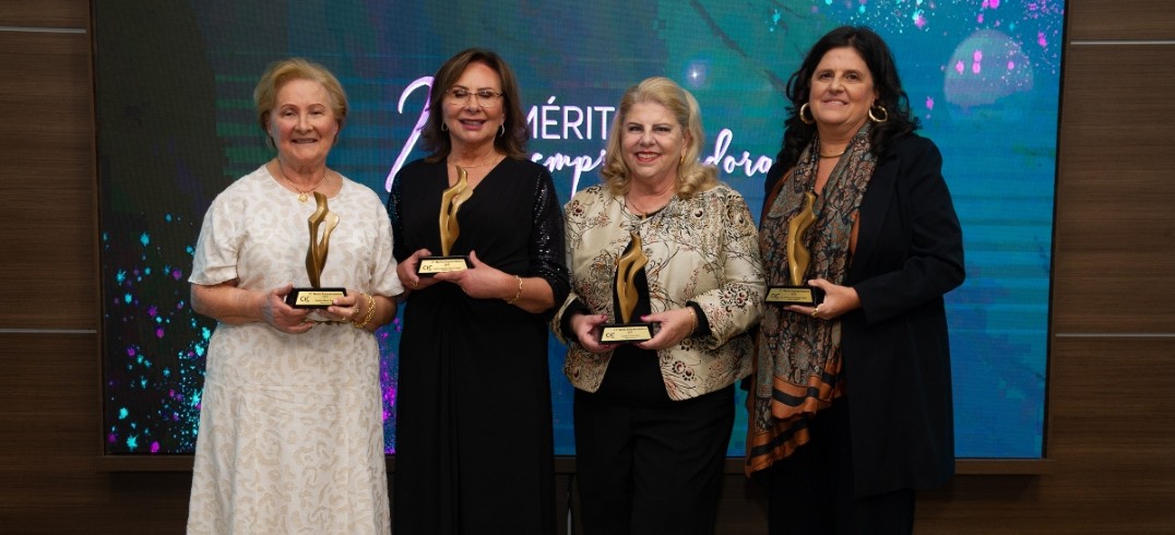 Da esquerda para a direita, Eneida Zadra, Eunice Chalela, Juçara Dini e Ana Cristina Cesa em noite de homenagens - Foto: Júlio Soares/Objetiva