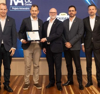 Dirigentes da CIC prestam homenagem a Guilherme Triches, diretor-geral da Rádio Caxias - Foto: Júlio Soares/Objetiva