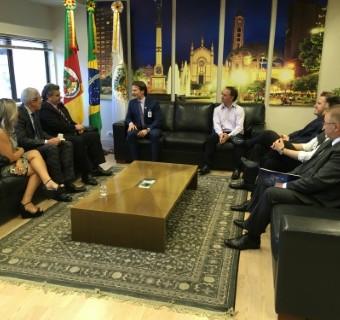 Lideranças da entidade se reuniram com o prefeito Daniel Guerra nesta sexta-feira (2) - Foto: Marta Guerra Sfreddo/CIC