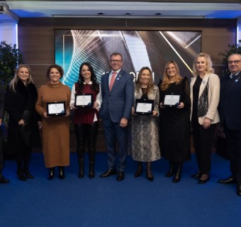 Cleonice, Magali, Rosane e Francine entre dirigentes da CIC ao receberem homenagem por 10 anos de trabalho na entidade - Foto: Júlio Soares
