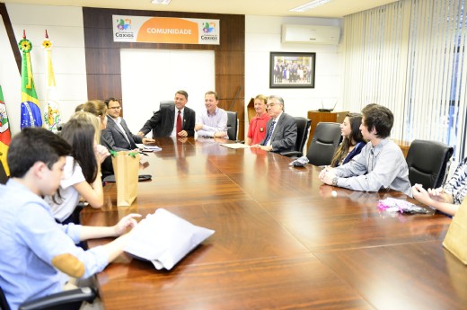 Jovens apresentaram a Antonio Feldmann seus produtos - Foto: Ícaro de Campos/Prefeitura Municipal