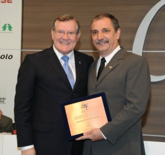 Carlos Heinen entrega placa ao presidente do RJ, Ademir Somavilla, em homenagem ao centenário do clube - Foto: Julio Soares