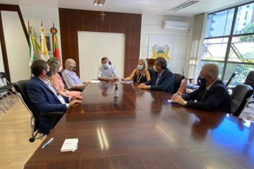 Lideranças empresariais se reuniram com Adiló Didomenico, Paula Ioris e Mansueto Serafini nesta segunda-feira (11) - Foto: Marta Guerra Sfreddo