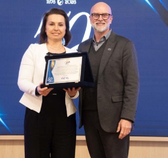 Presidente Ubiratã Rezler homenageou Andrea Reolon pelos 50 anos do Sescon Serra Gaúcha