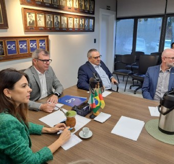 Em reunião na CIC Caxias, parlamentar recebeu documentos com reivindicações - Foto: Denise Suzin Borges/CIC Caxias