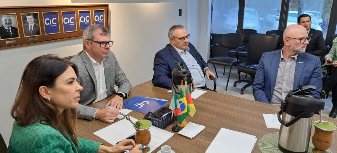 Em reunião na CIC Caxias, parlamentar recebeu documentos com reivindicações - Foto: Denise Suzin Borges/CIC Caxias