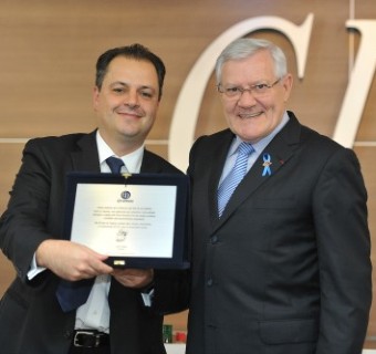 Gustavo Miotti, a esquerda, recebeu uma placa do presidente da CIC, Carlos Heinen, pelos 60 anos da Soprano - Foto: Julio Soares/Objetiva