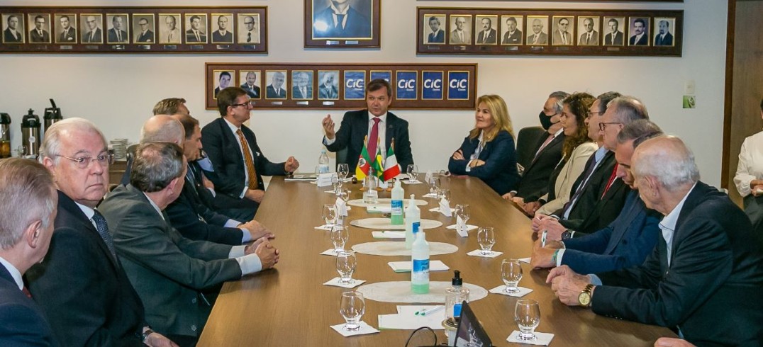 Francesco Azzarello durante encontro com empresários na entidade - Foto: Marta Guerra Sfreddo