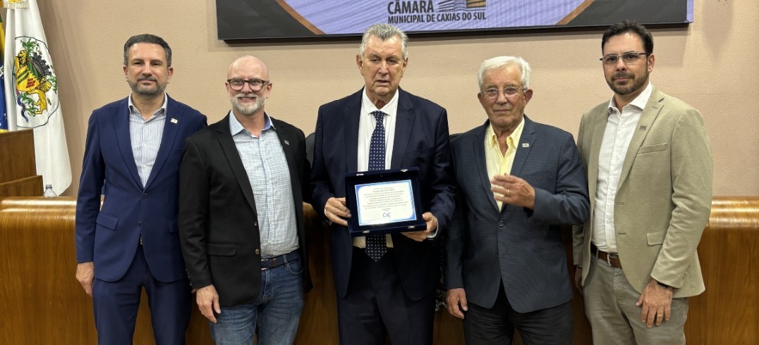 Dirigentes da entidade também homenagearam o parlamentar - Foto: Denise Suzin Borges/CIC Caxias