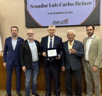 Dirigentes da entidade também homenagearam o parlamentar - Foto: Denise Suzin Borges/CIC Caxias