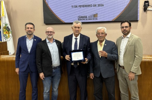 Dirigentes da entidade também homenagearam o parlamentar - Foto: Denise Suzin Borges/CIC Caxias