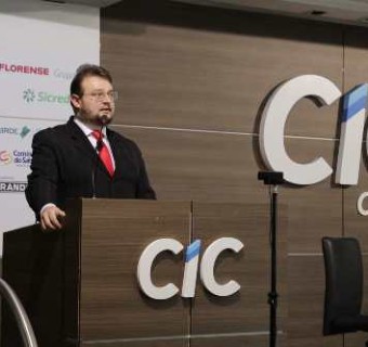 João Uez foi o palestrante da reunião-almoço da CIC Caxias nesta segunda-feira (26) - Foto: Bianca Gonçalves/CIC Caxias