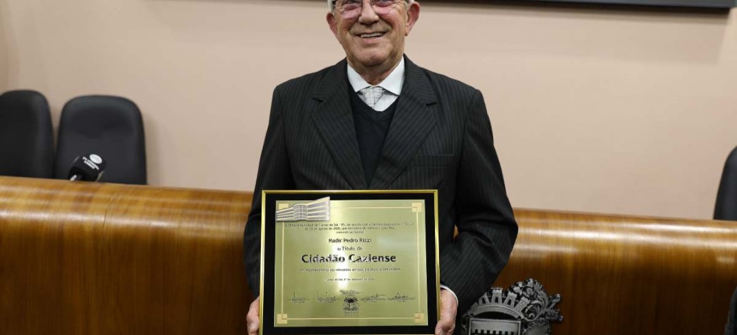 O homenageado foi reconhecido em sessão solene na noite de 1º de setembro - Foto: Guilherme de Paula/Câmara Caxias do Sul