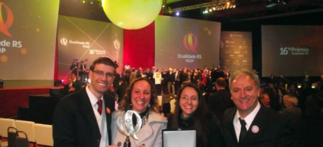 Integrantes do Comitê PGQP da Serra comemoram premiações.