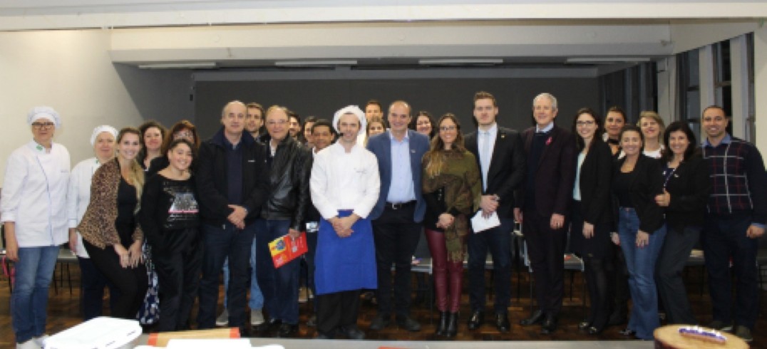 O vice-presidente de Indústria, Mauro Bellini, e diretores de Política Turística e Enogastronomia entre os presentes - Foto: Divulgação