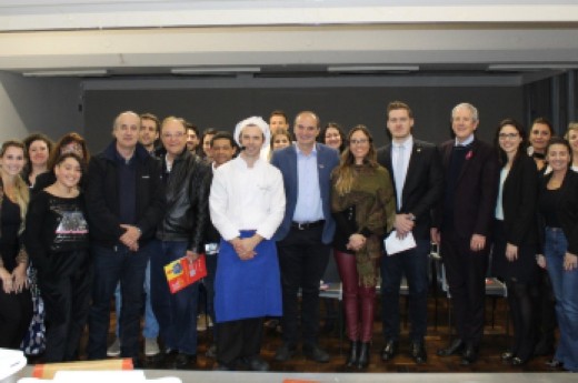 O vice-presidente de Indústria, Mauro Bellini, e diretores de Política Turística e Enogastronomia entre os presentes - Foto: Divulgação