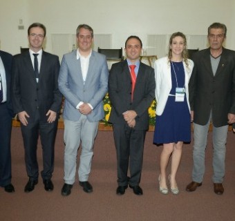 Diretores da CIC e palestrantes comemoram sucesso do evento.