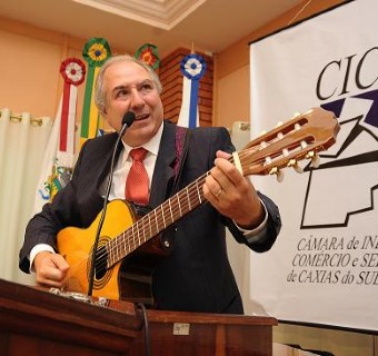 Lamaison cantou e tocou violão para fixar sua mensagem de otimismo  - Crédito Julio Soares/Objetiva