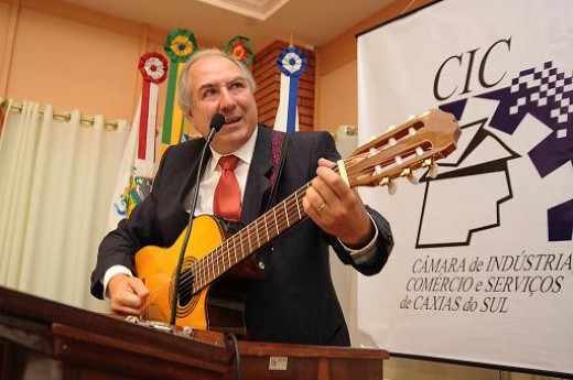 Lamaison cantou e tocou violão para fixar sua mensagem de otimismo  - Crédito Julio Soares/Objetiva