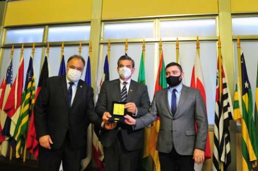 Honraria foi entregue pelos deputados Carlos Búrigo (E) e Gabriel Souza (D) ao presidente Ivanir Gasparin - Foto: Luiz Chaves