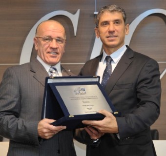 Fernando Ribeiro recebe placa do presidente da CIC, Milton Corlatti, em homenagem aos 25 anos da Visate.