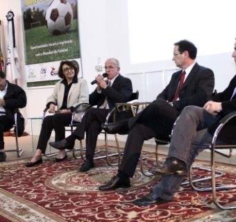 Palestrantes respondem perguntas no segundo painel que contou com a presença do secretário de desenvolvimento econômico do Município, Guila Sebben.