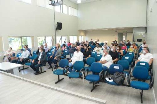 Celestino Oscar Loro e Gelson Dalberto participaram de reunião na Prefeitura de Caxias do Sul.