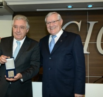 Presidente Carlos Heinen presenteou Afif Domingos com a medalha da CIC - Foto: Maicon Damasceno
